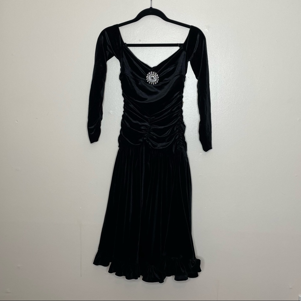 BLACK SWAN Off-shoulder Velvet Ruched Dress - Picture 4 of 10